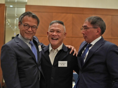 交流会で欣泉光印のディレクターが日本企業の代表者と親しく意見交換を行い、3名が笑顔で並ぶ様子が写っている。